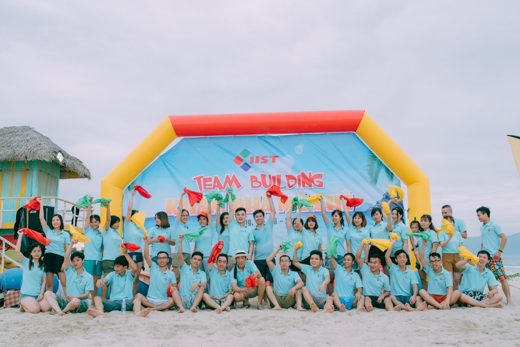 Kiểu dáng áo thun cổ sơ mi khá phù hợp với đồng phục team building bởi đơn giản khó lỗi mốt và không gây hở hang phản cảm Kiểu dáng áo thun cổ sơ mi khá phù hợp với đồng phục team building bởi đơn giản khó lỗi mốt và không gây hở hang phản cảm