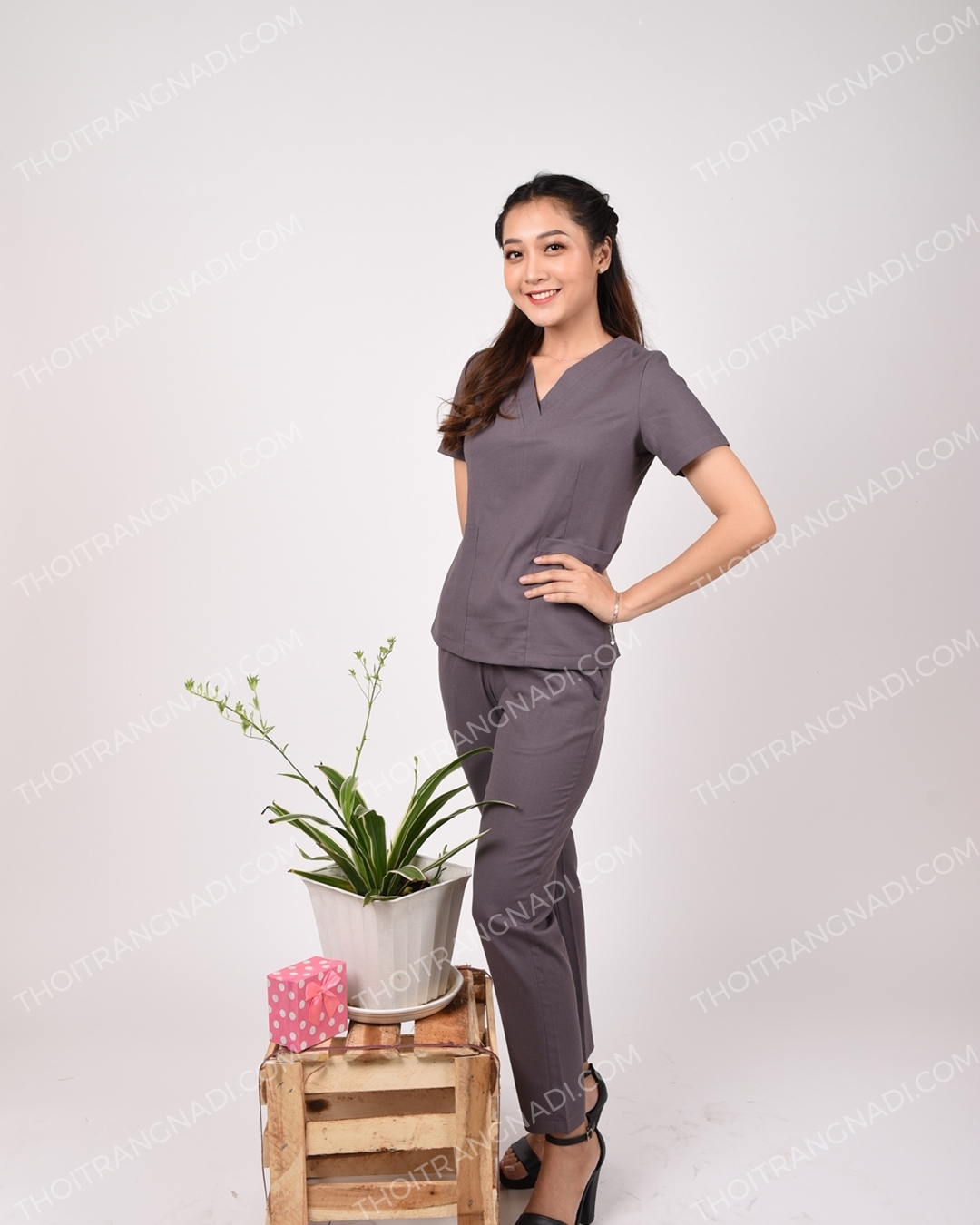 Đồng phục nữ bằng thun mát mẻ, tện lợi cho ngày hè. Quần dài lịch sự, thuận tiện di chuyển