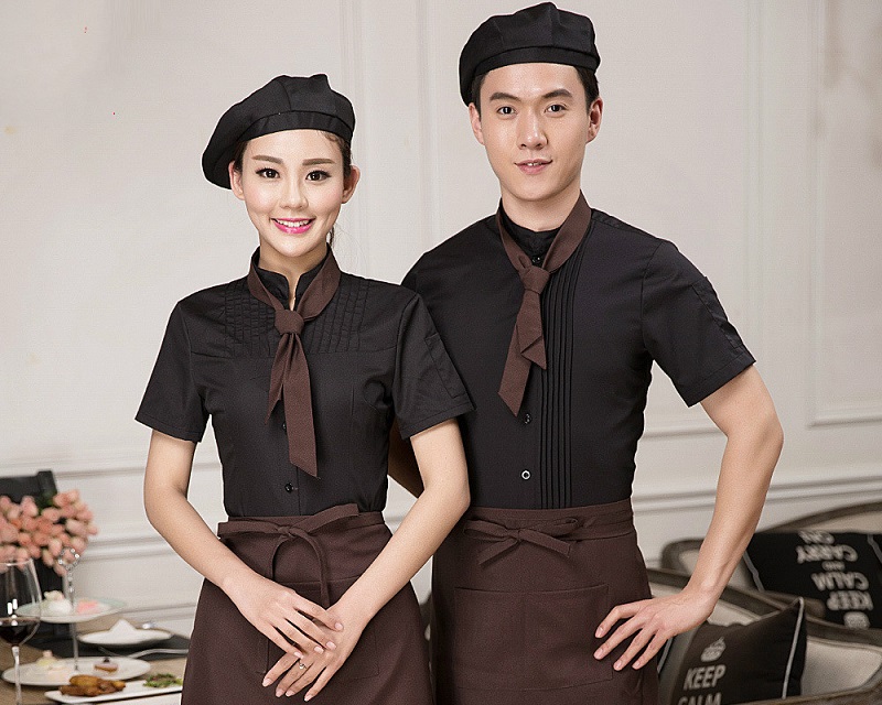 Đồng phục nhà hàng cần đảm bảo khi mặc không quá rộng cũng không quá chật. Nhân viên của bạn sẽ tự tin và làm việc hiệu quả hơn.