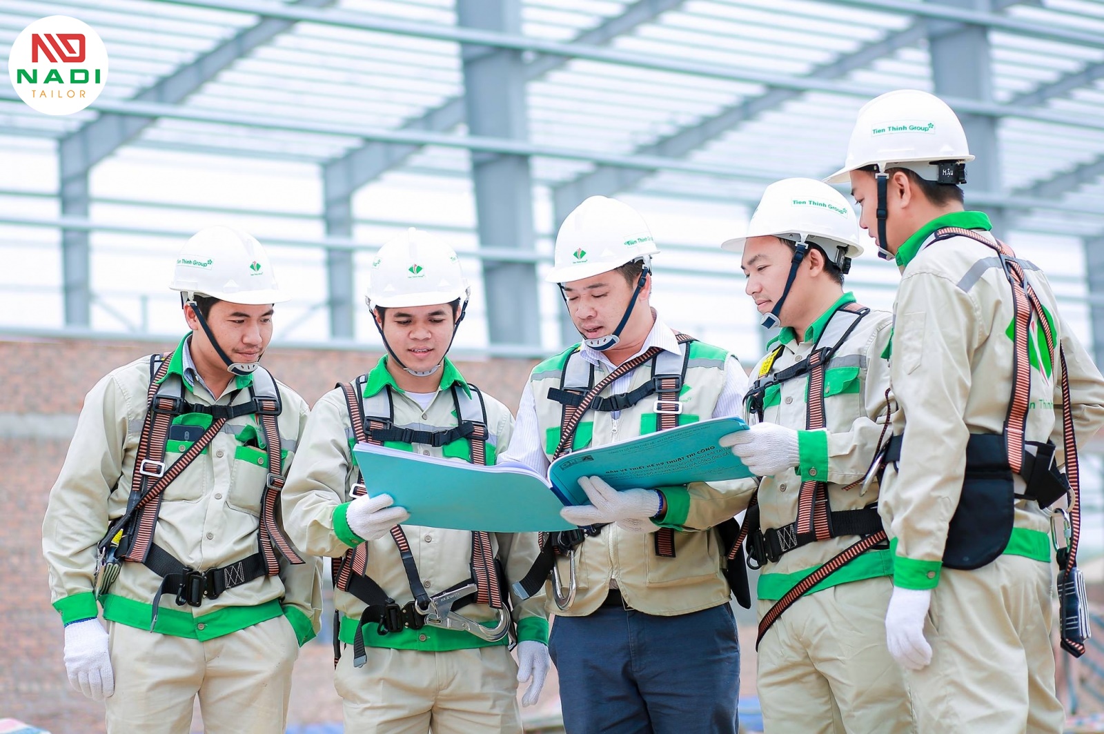 Do chịu tác động lớn từ môi trường bên ngoài nên quần áo phải đảm bảo có độ thấm hút mồ hôi tốt và co giãn Đảm bảo phù hợp với môi trường