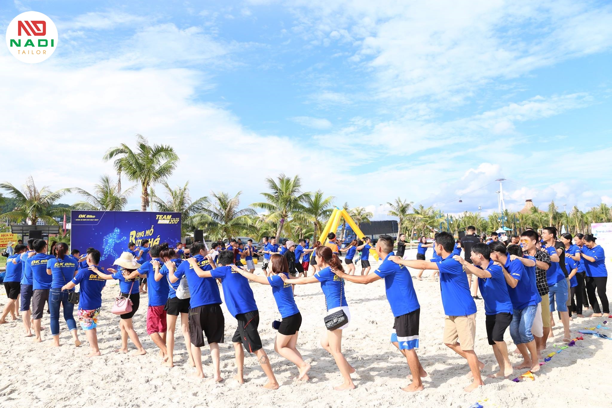 Áo thun còn có thể sử dụng cho những buổi đi chơi, dã ngoại của công ty, thể hiện sự năng động và nhiệt huyết Áo thun