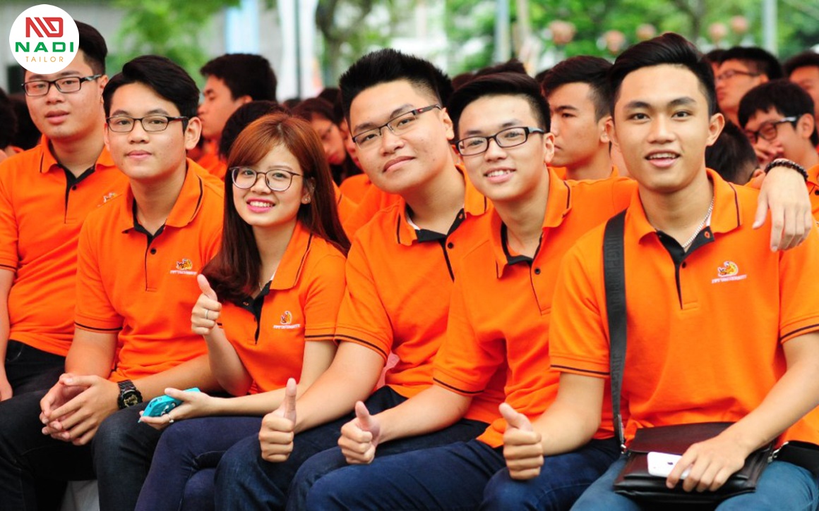 Cùng mặc áo đồng phục của cùng một tổ chức, các nhân viên sẽ trở nên đoàn kết và cởi mở hơn rất nhiều Đồng phục giúp tăng tinh thần đoàn kết của nhân viên