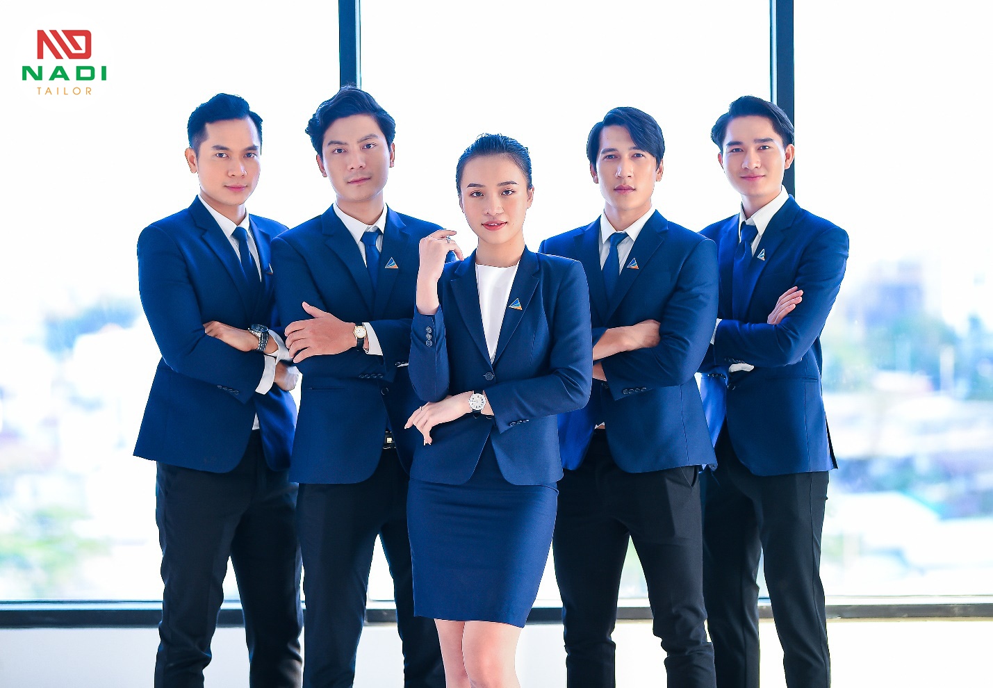 Môi trường làm việc thoải mái và bình đẳng giúp các nhân viên làm việc hết sức và hết mình In áo đồng phục công ty giúp tăng năng suất làm việc