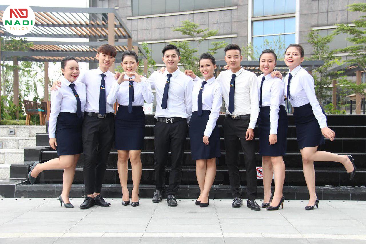 Áo sơ mi giúp tạo nên sự trang trọng và lịch thiệp, có thể mặc để gặp các đối tác và khách hàng lớn Áo sơ mi đồng phục công sở