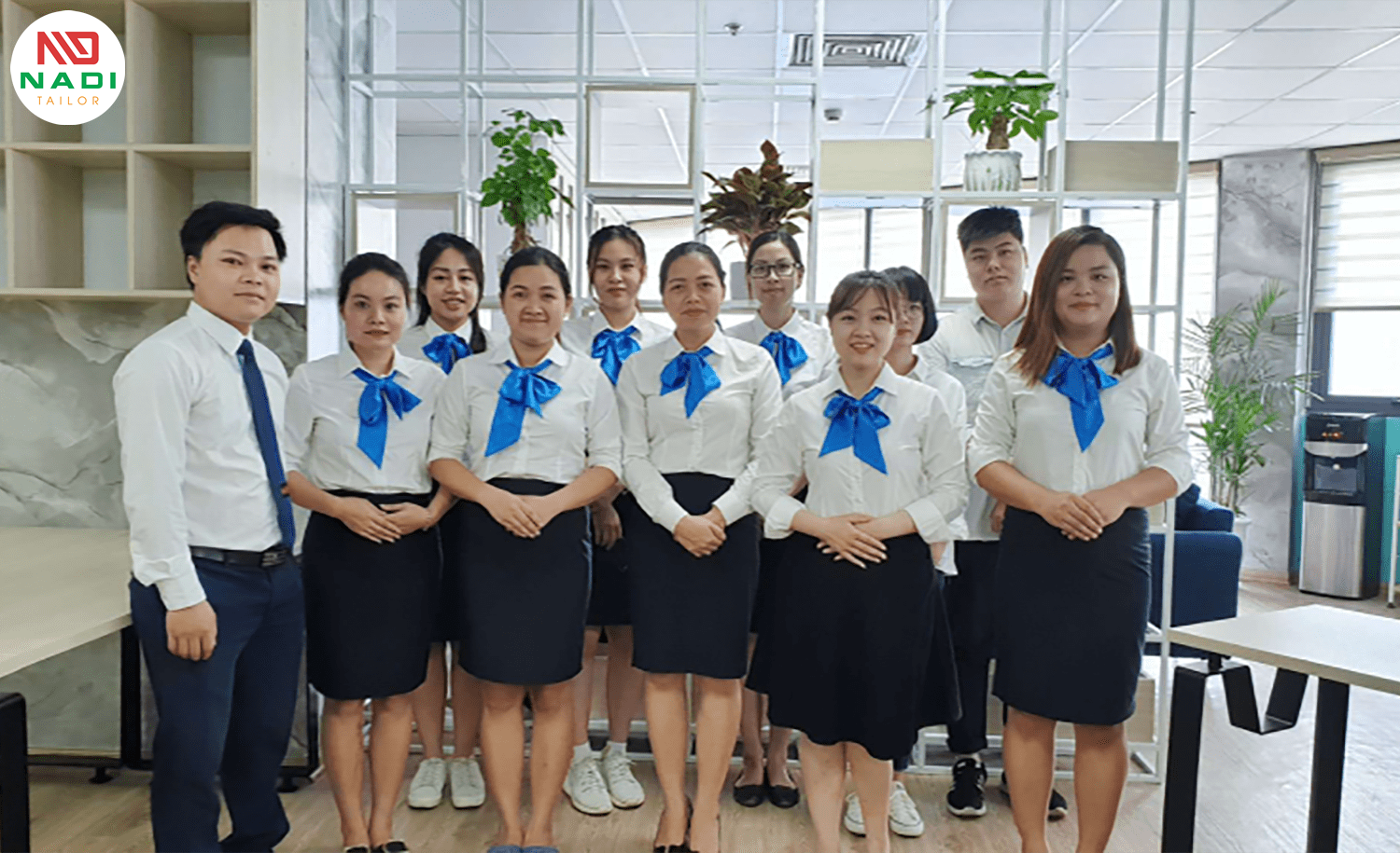 Hiện nay đi cùng với áo sơ mi, các công ty lựa chọn thêm nơ cổ cho nữ và cavat dành cho nam để tăng độ thẩm mỹ Áo sơ mi đồng phục