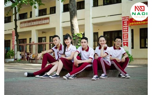 Đồng phục môn thể dục vẫn đảm bảo sự nề nếp và thoải mái cho người tập Đồng phục học môn thể dục