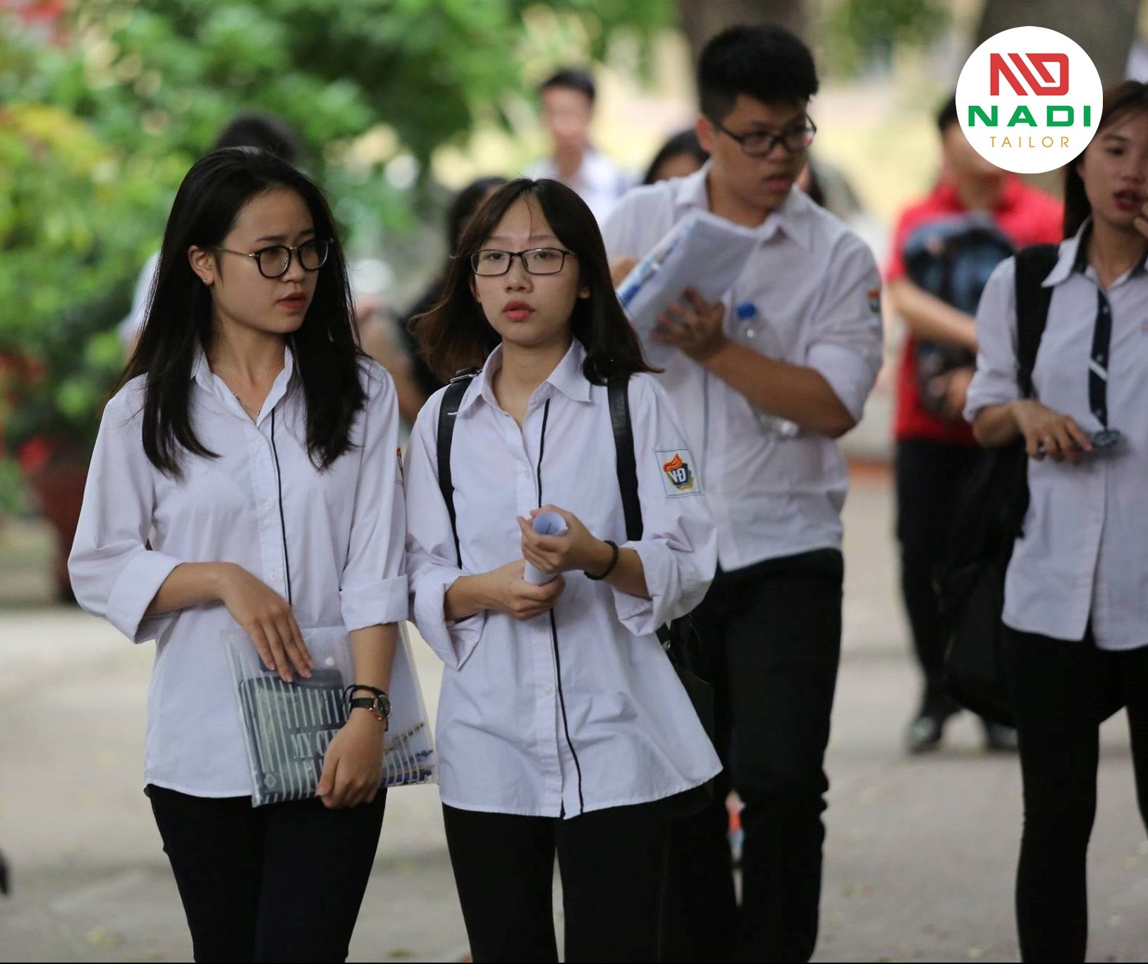 Một số trường lựa chọn đồng phục THPT đơn giản là quần dài và áo sơ mi trắng THPT