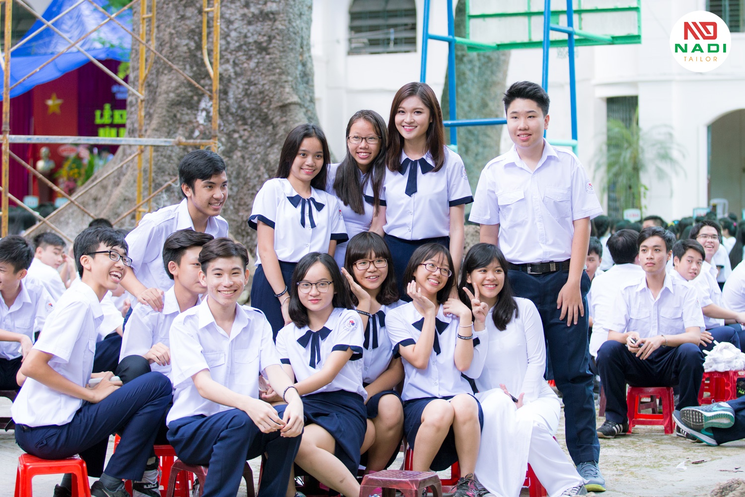 Một số trường lựa chọn sự năng động cho học sinh như váy dành cho nữ hoặc có áo dài truyền thống dành cho nữ đồng phục THPT