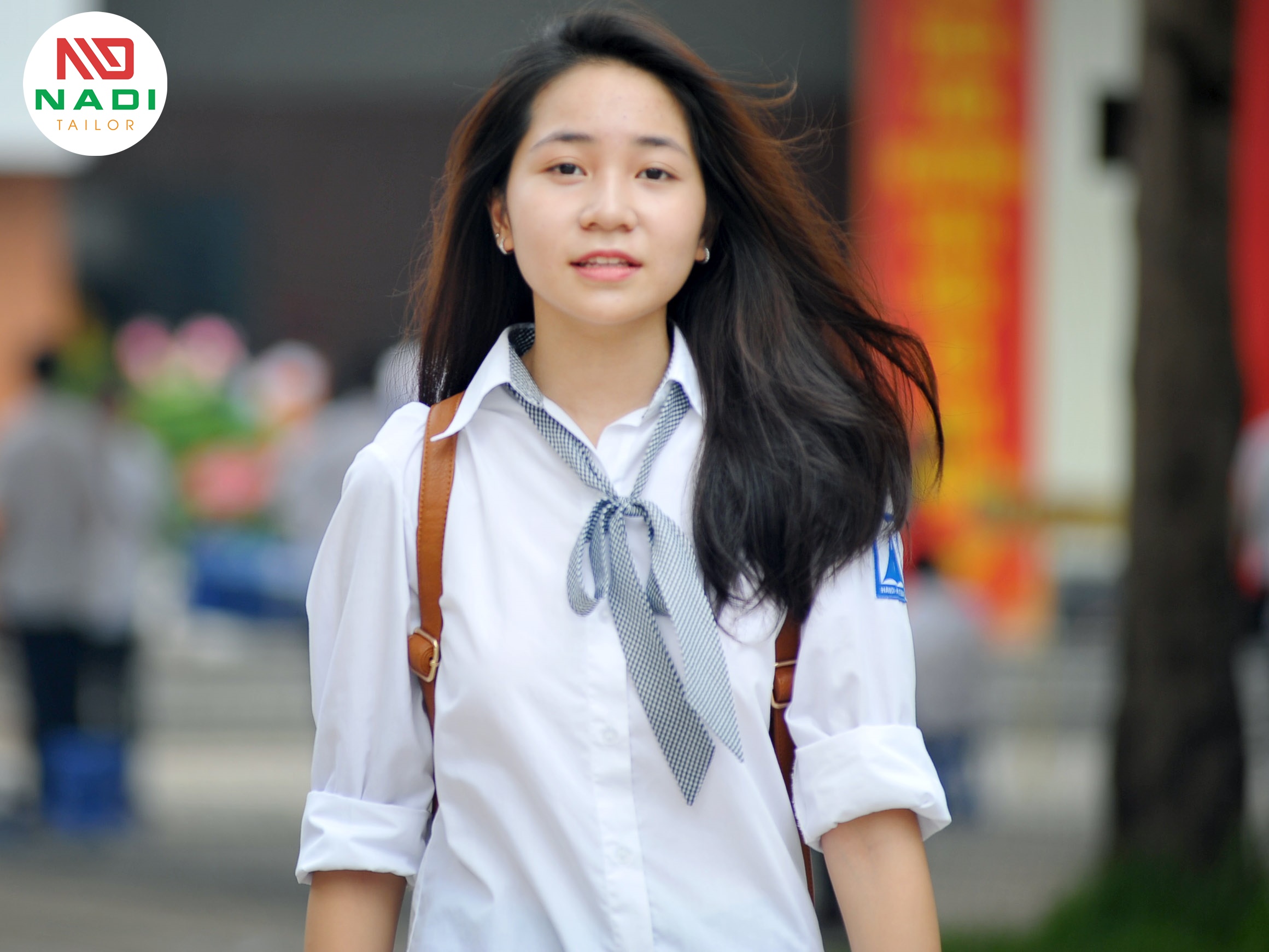 Đồng phục Amsterdam với điểm nhấn là chiếc nơ xám ở cổ của nữ học sinh giúp trang phục trở nên thanh lịch và đẹp mắt Đồng phục trường THPT Hà Nội - Amsterdam