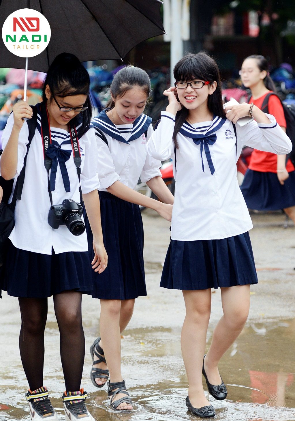 Đồng phục của trường Lương Thế Vinh nổi bật ở cổ áo thiết kế độc đáo bắt mắt nổi bật cho nữ sinh của trường Đồng phục trường THPT Lương Thế Vinh