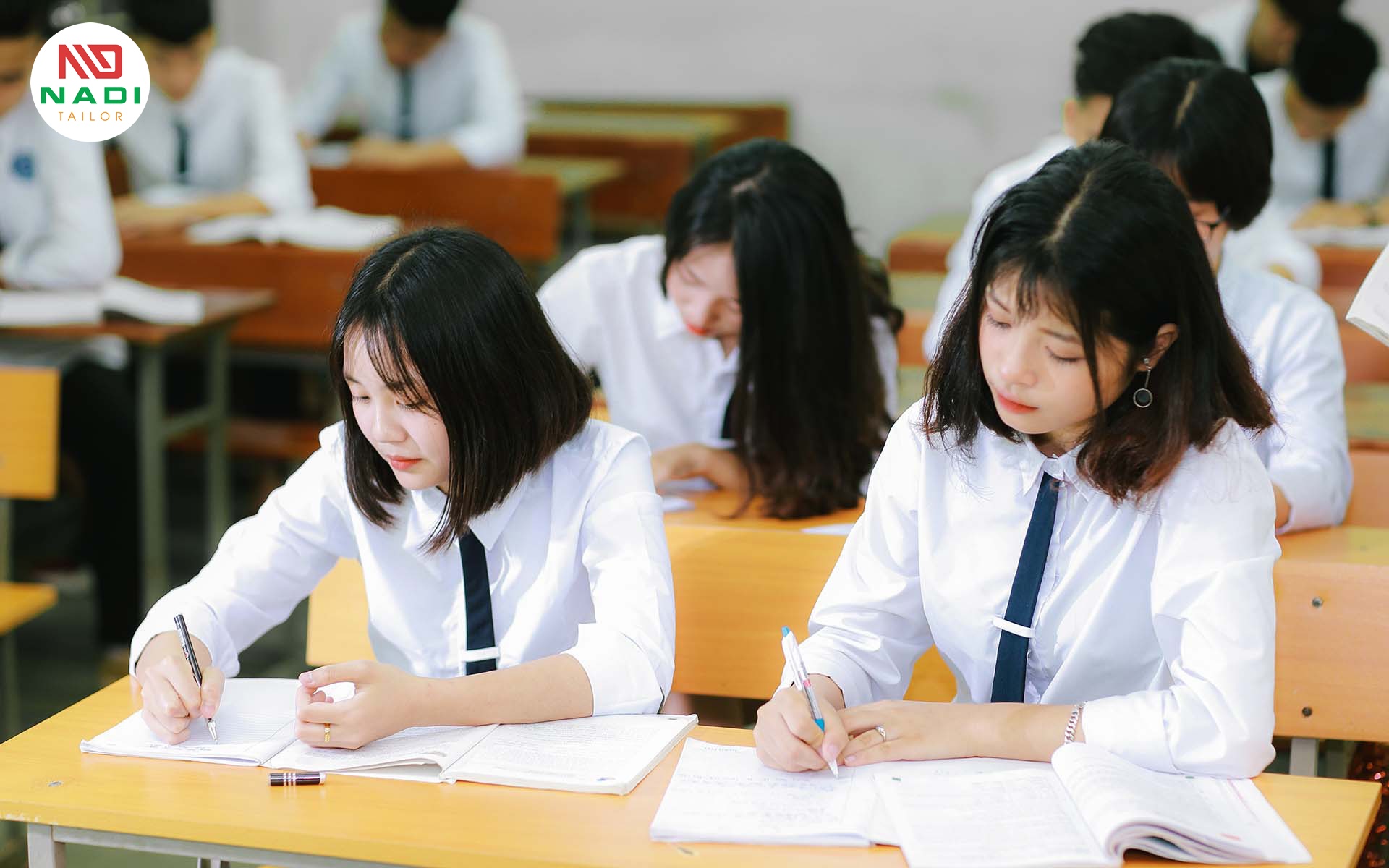 Mẫu đồng phục nữ rất đơn giản, có kèm theo cà vạt nữ Đồng phục học sinh đơn giản nhất dành cho nữ