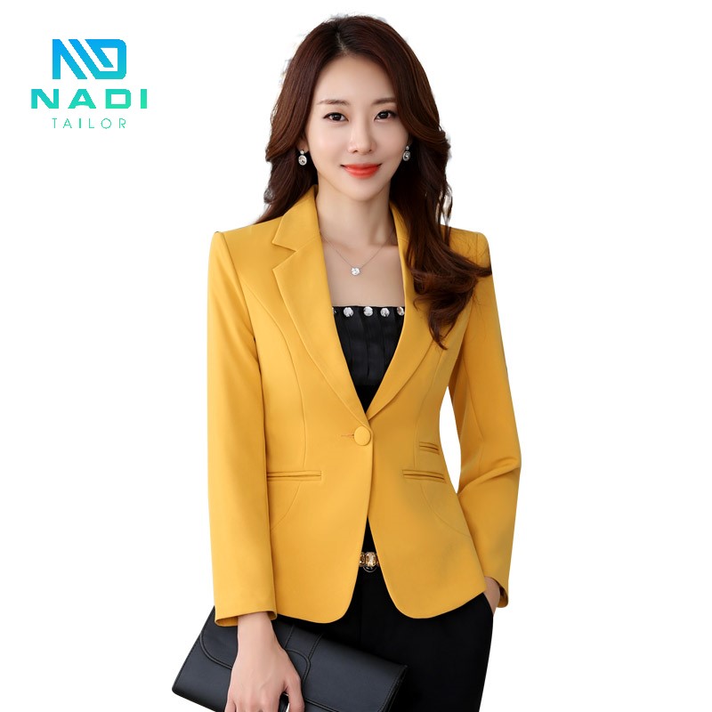 Váy đen và áo vest vàng là một sự kết hợp hết sức tuyệt hảo Váy đen và áo vest vàng là một sự kết hợp hết sức tuyệt hảo