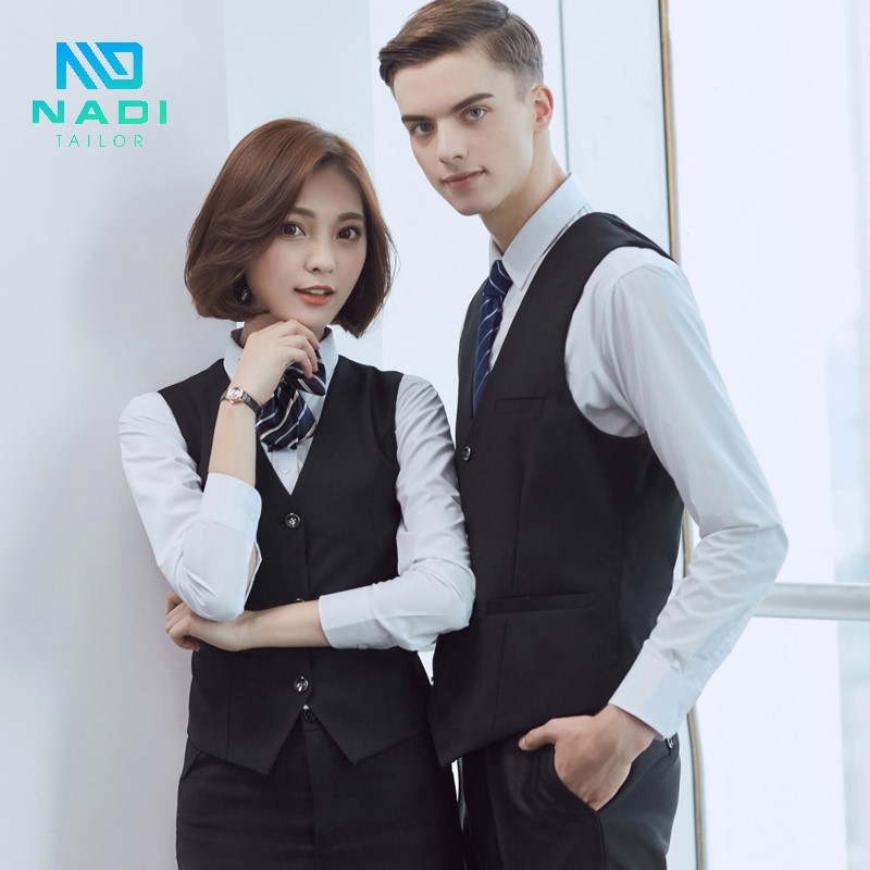 Mẫu đồng phục công sở đẹp có thắt nơ cho cả nam và nữ với áo vest tay cộc và sơ mi trắng Mẫu đồng phục công sở đẹp có thắt nơ cho cả nam và nữ với áo vest tay cộc và sơ mi trắng