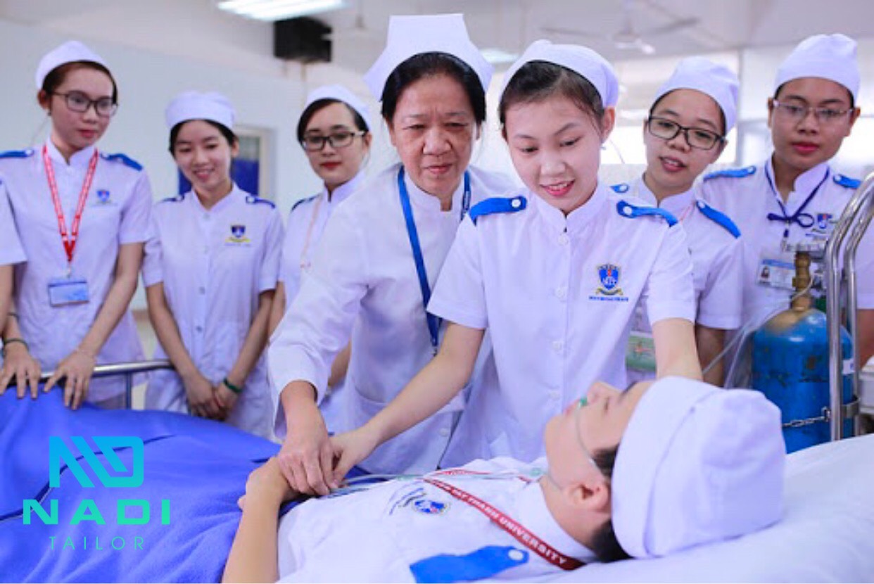 Đồng phục y tá điều dưỡng Đồng phục điều dưỡng nữ tạo sự tin tưởng và tăng độ nhận diện cho cơ sở y tế.