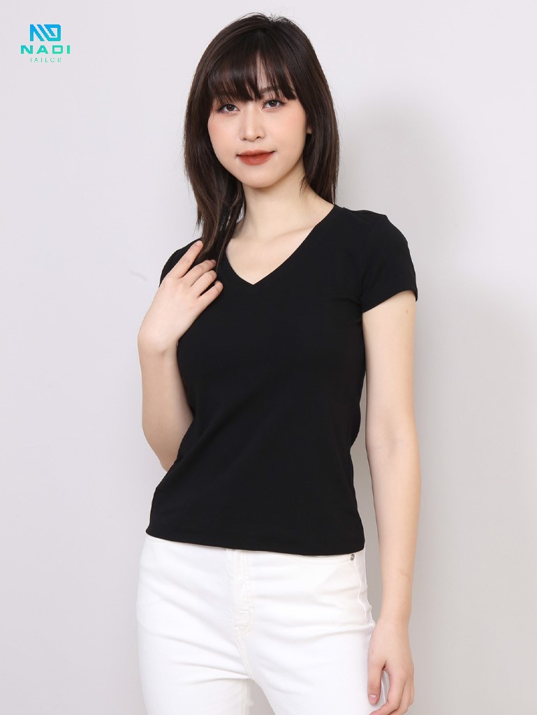 Tương tự như áo sơ mi cổ thuyền, xẻ trước thấp như chữ V, nhưng cổ áo phẳng và tròn hơn Tương tự như áo sơ mi cổ thuyền, xẻ trước thấp như chữ V, nhưng cổ áo phẳng và tròn hơn