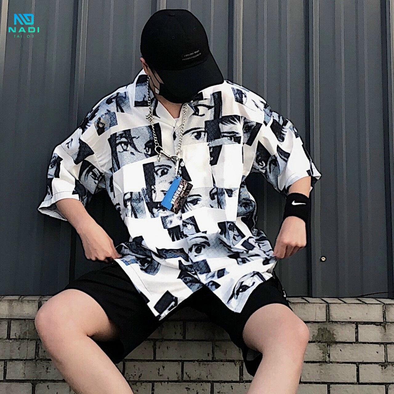 Xét về độ tuổi, chiếc áo rộng thùng thình này được xem là phù hợp với rất nhiều người. Xét về độ tuổi, chiếc áo rộng thùng thình này được xem là phù hợp với rất nhiều người.