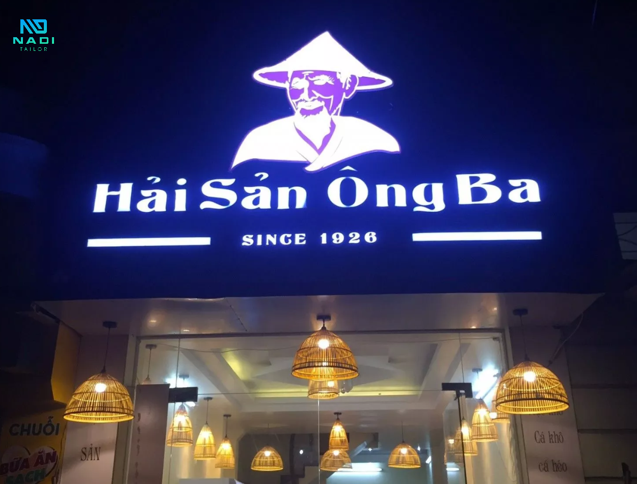 Cái tên gắn liền với tên tuổi và dấu ấn cá nhân. Ví dụ: Quán Dì Mai, cơm gà Bà Bội, v.v. Cái tên gắn liền với tên tuổi và dấu ấn cá nhân. Ví dụ: Quán Dì Mai, cơm gà Bà Bội, v.v.