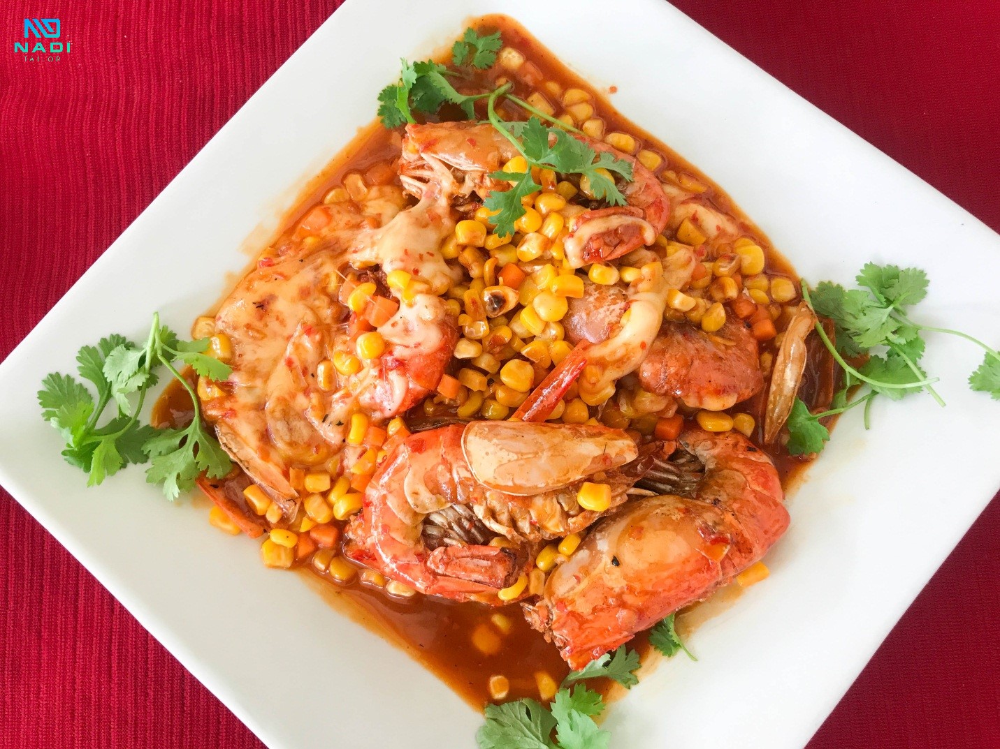 Nếu có thể, hãy thuê một food stylist hoặc người trang trí đồ ăn chuyên nghiệp; để biến nó thành một tác phẩm nghệ thuật. Một số người (nhất là các cô gái) gọi đồ uống hoặc thức ăn; chỉ vì họ thấy thích cách trang trí đẹp của món ăn; và bạn thậm chí có thể chụp ảnh và đăng lên Instagram hoặc Facebook. Nếu có thể, hãy thuê một food stylist hoặc người trang trí đồ ăn chuyên nghiệp; để biến nó thành một tác phẩm nghệ thuật. Một số người (nhất là các cô gái) gọi đồ uống hoặc thức ăn; chỉ vì họ thấy thích cách trang trí đẹp của món ăn; và bạn thậm chí có thể chụp ảnh và đăng lên Instagram hoặc Facebook.