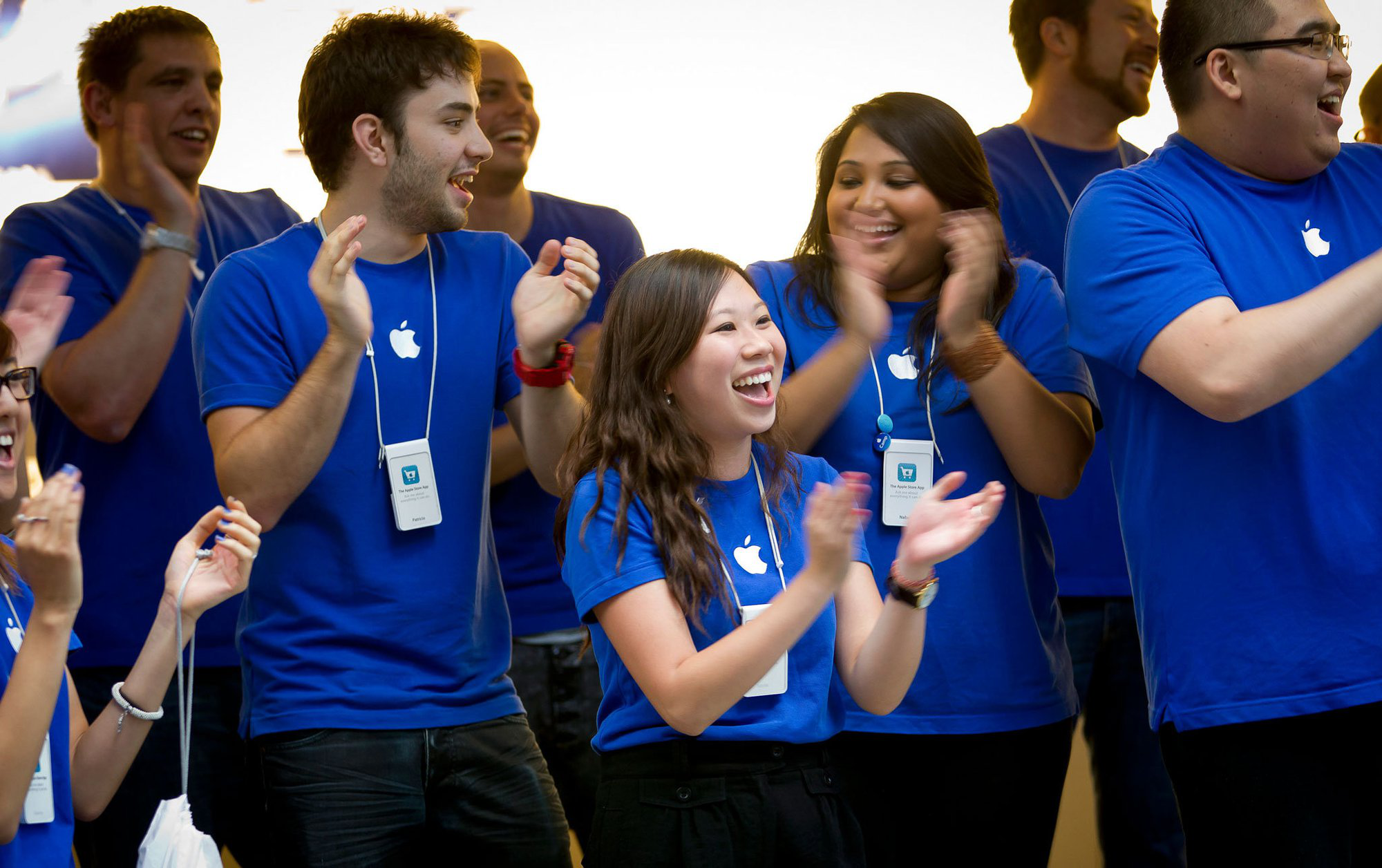 Apple lựa chọn áo xanh dương cho nhân viên Apple lựa chọn áo xanh dương cho nhân viên