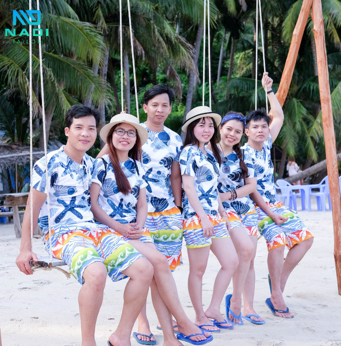 Áo thun đồng phục đi biển gắn kết mọi người với nhau Áo thun đồng phục đi biển gắn kết mọi người với nhau