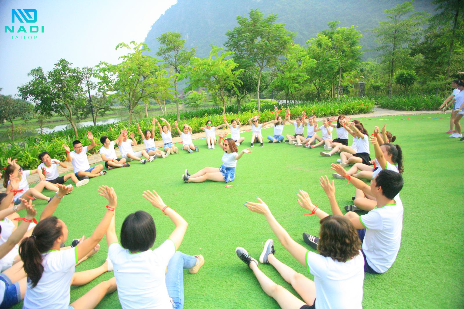 Đồng phục team building giúp gắn kết các thành viên với nhau Đồng phục team building giúp gắn kết các thành viên với nhau