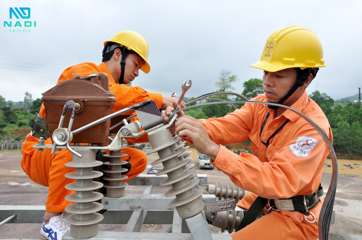 Các công ty điện lực thường lựa chọn áo đồng phục màu cam cho nhân viên Các công ty điện lực thường lựa chọn áo đồng phục màu cam cho nhân viên