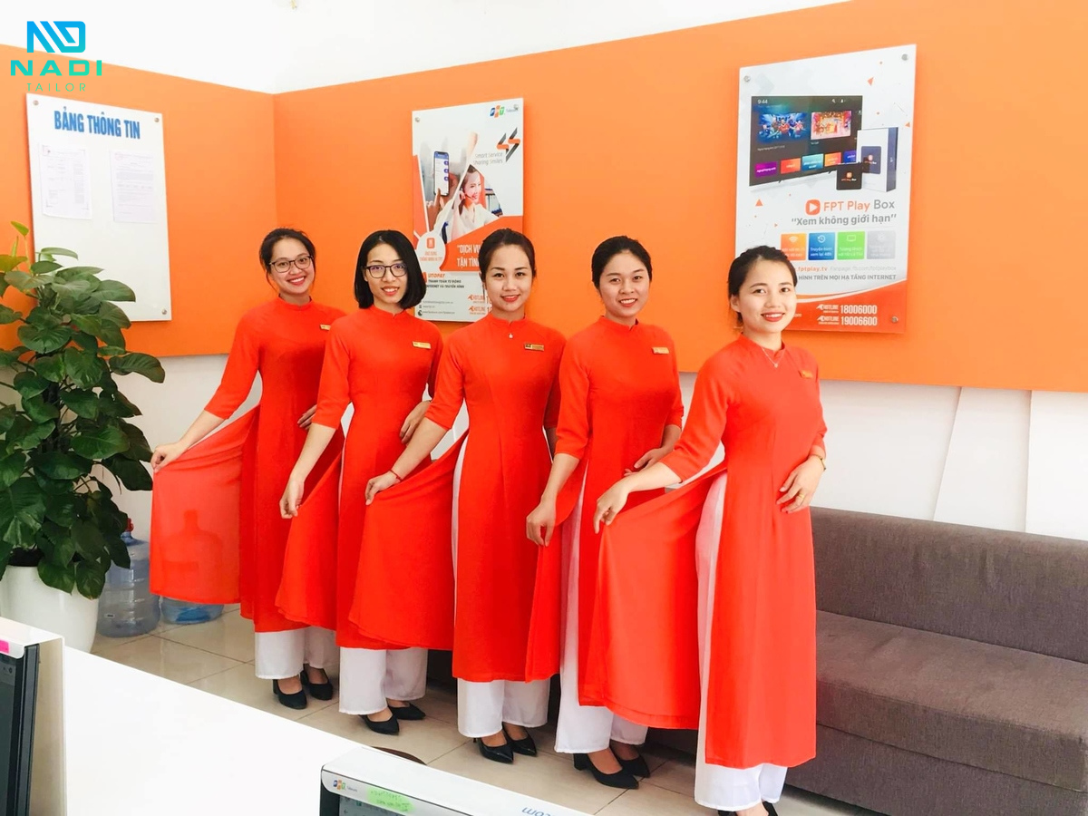 Đồng phục màu cam phù hợp với nhiều đối tượng khác nhau Đồng phục màu cam phù hợp với nhiều đối tượng khác nhau