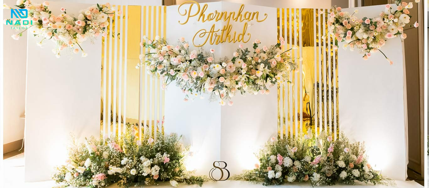 Cách bày trí nhà hàng tiệc cưới Backdrop chứa tên của cặp đôi