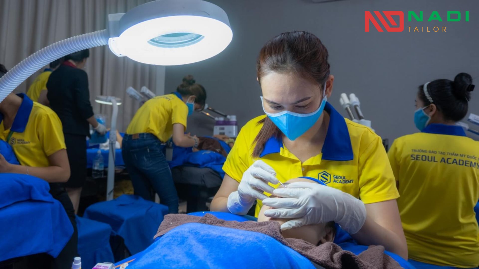 Hỗ trợ bác sĩ xem xét thông tin khách hàng, tiền sử bệnh và các vấn đề về da là công việc của các vị trí nhân viên đảm nhận vai trò trợ lý bác sĩ trong spa Hỗ trợ bác sĩ xem xét thông tin khách hàng, tiền sử bệnh và các vấn đề về da là công việc của các vị trí nhân viên đảm nhận vai trò trợ lý bác sĩ trong spa