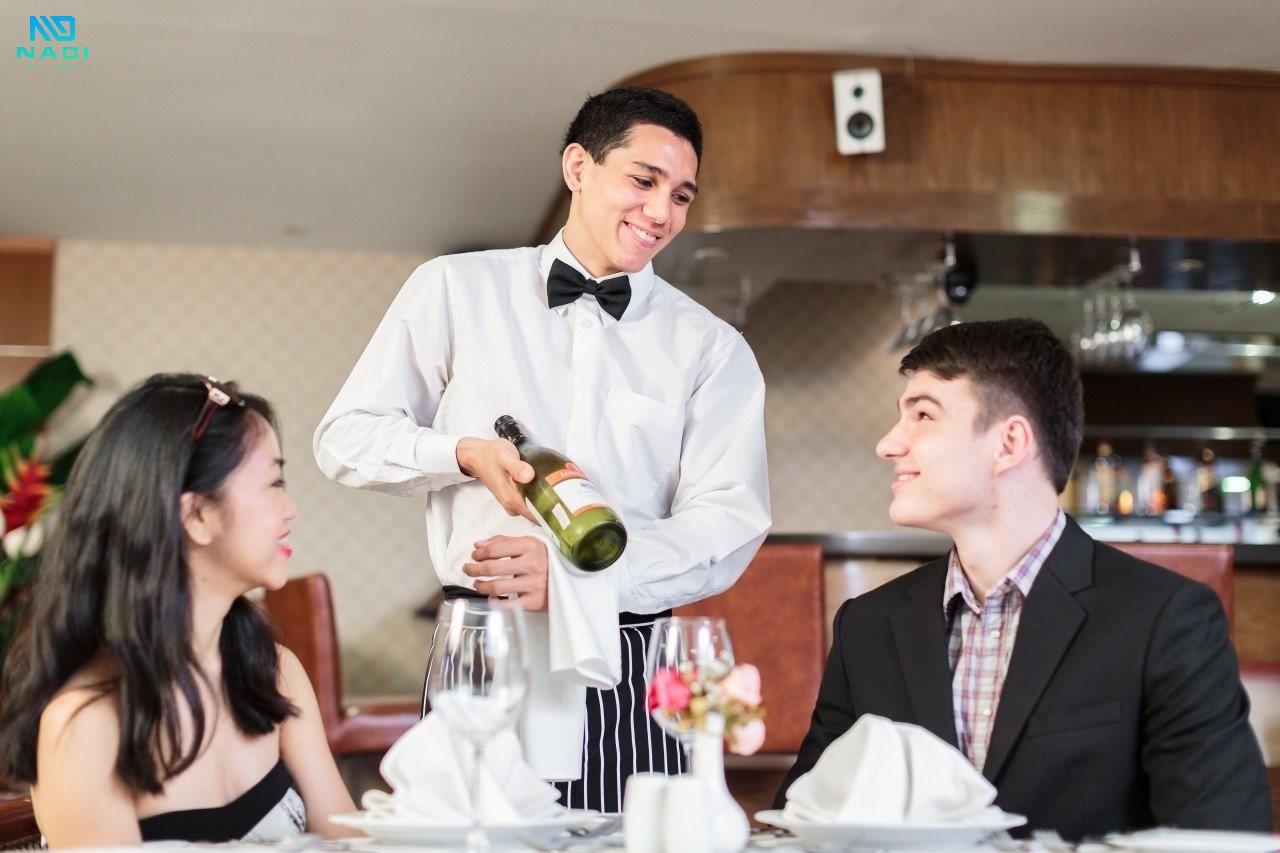 Bao gồm các chi phí để trả cho nhân viên khách sạn. Và có những khoản bổ sung mà khách sạn chi trả để mua bảo hiểm cho nhân viên. Bao gồm các chi phí để trả cho nhân viên khách sạn. Và có những khoản bổ sung mà khách sạn chi trả để mua bảo hiểm cho nhân viên.