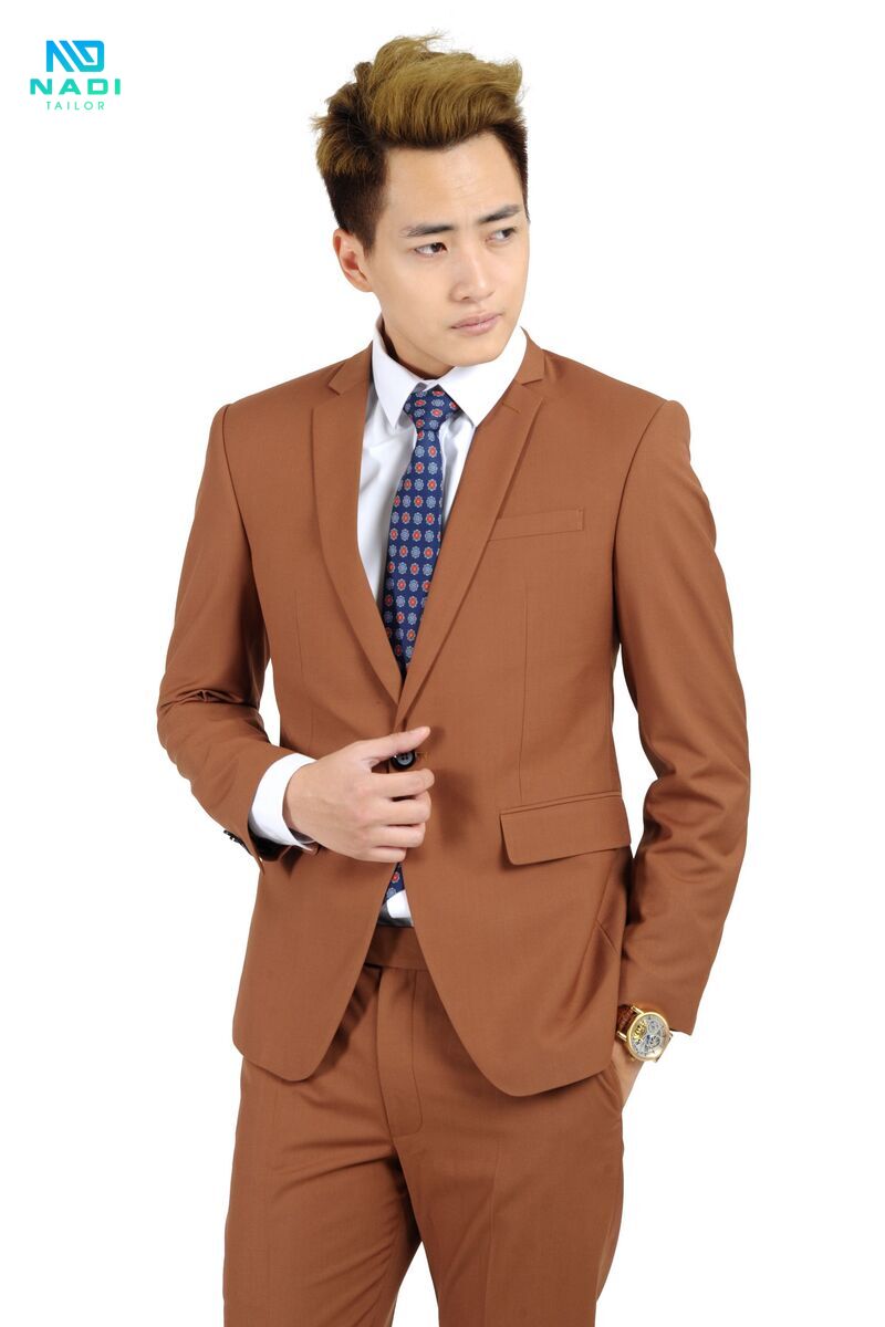 Màu nâu ấm áp, sang trọng và lịch sự, sẽ tạo nên một phong cách đầy quyến rũ và nam tính cho người mặc. Màu nâu ấm áp, sang trọng và lịch sự, sẽ tạo nên một phong cách đầy quyến rũ và nam tính cho người mặc.
