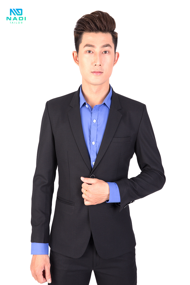Sử dụng màu xanh đen tối sẽ tạo ra sự lịch lãm, nam tính và quyến rũ cho người mặc. Sử dụng màu xanh đen tối sẽ tạo ra sự lịch lãm, nam tính và quyến rũ cho người mặc.