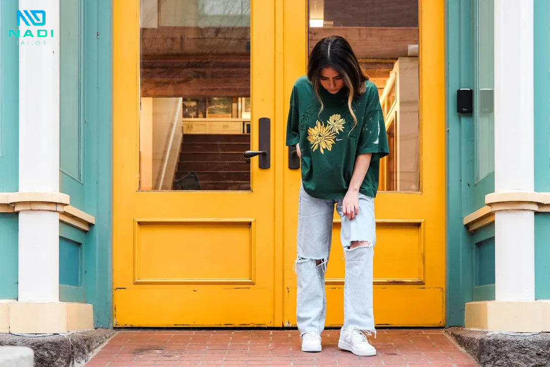 Phối áo thun nữ form rộng theo phong cách năng động, trẻ trung, đậm chất streetwear Phối áo thun nữ form rộng theo phong cách năng động, trẻ trung, đậm chất streetwear