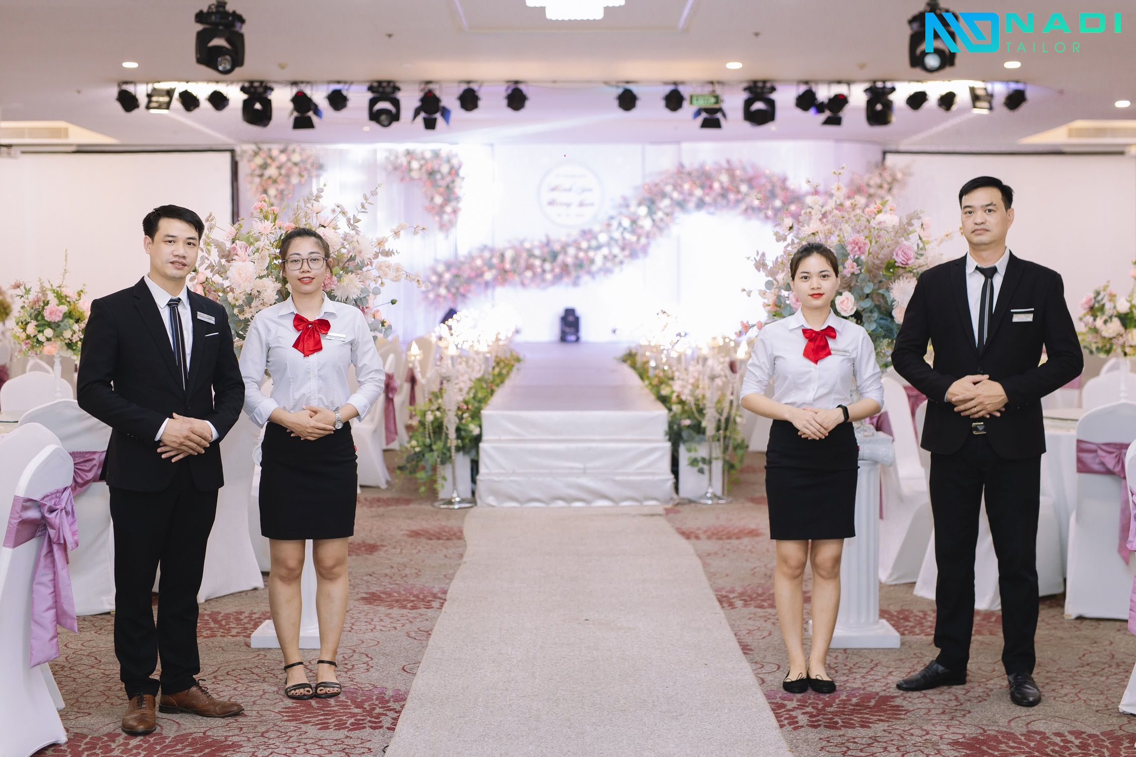 Đội ngũ nhân viên chuyên nghiệp giúp tăng mức độ hài lòng của khách hàng Đội ngũ nhân viên chuyên nghiệp giúp tăng mức độ hài lòng của khách hàng