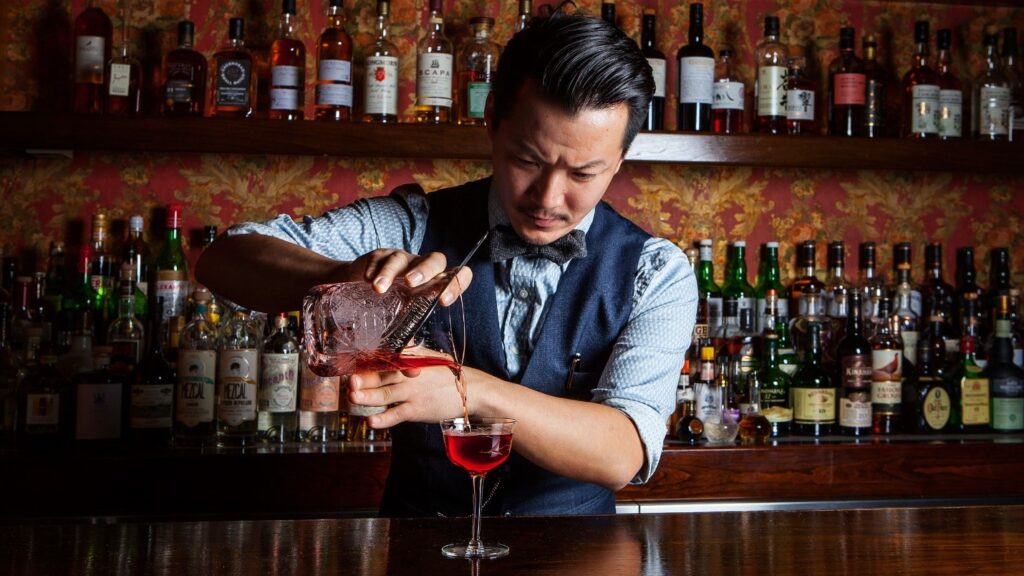 Nhân Viên Phục Vụ Quầy Bar Khác Gì Nhân Viên Phục Vụ?