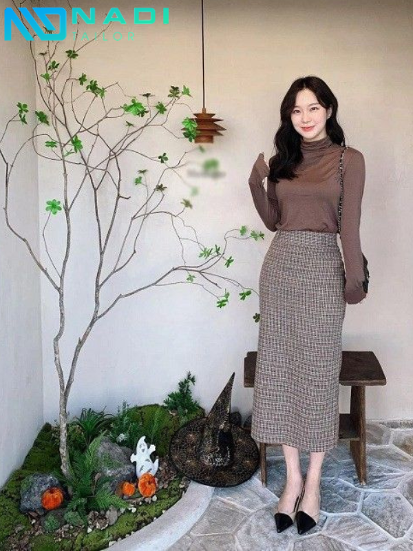 Các họa tiết kẻ sọc hoặc caro trên chân váy bút chì công sở mang đến một phong cách trẻ trung và hiện đại