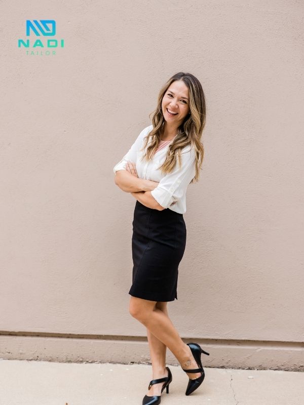 Tips phối đồ sành điệu với chân váy công sở màu đen