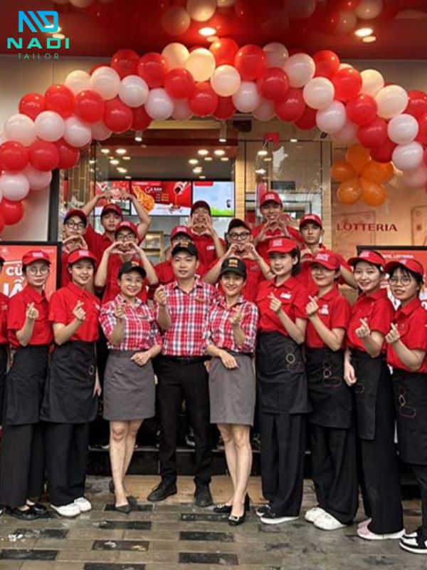 Đồng phục màu đỏ của Lotteria