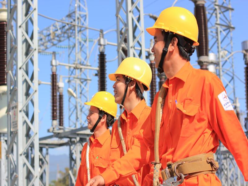 Tầm quan trọng của quần áo bảo hộ may sẵn