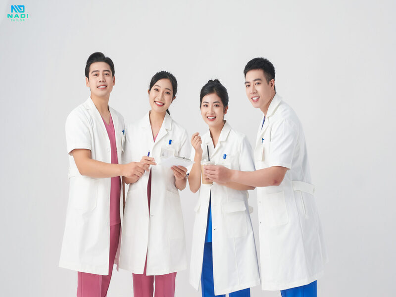 Ưu điểm vượt trội của đồng phục y tế may sẵn