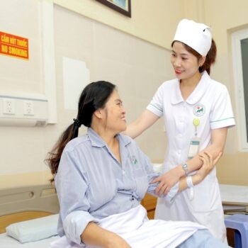 Đồng phục điều dưỡng may sẵn hiện đại và tiện lợi