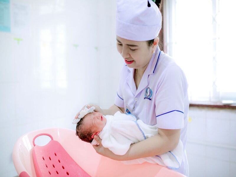 Đồng phục y tá may sẵn đẹp, chuẩn form dáng