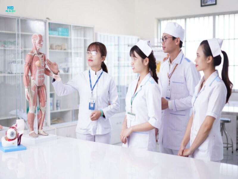 Lợi ích vượt trội khi lựa chọn đồng phục điều dưỡng may sẵn