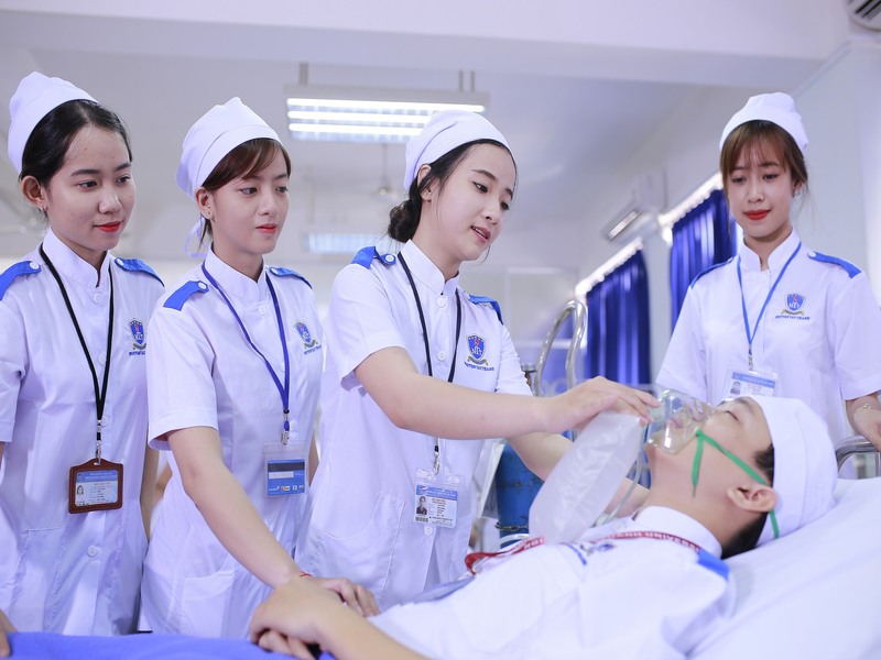 Đồng phục y tế may sẵn là một giải pháp thông minh và hiệu quả cho các cơ sở khám chữa bệnh