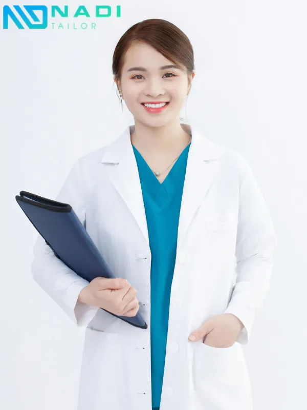 Vải kaki nổi bật với độ dày vừa phải, đứng form, rất phù hợp cho các mẫu đồng phục cần sự nghiêm túc và chỉn chu. Ưu điểm: