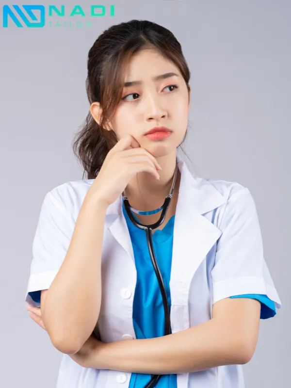 Nên chọn mẫu áo blouse trắng tay ngắn truyền thống, phom đứng, cổ bẻ, có túi trước.