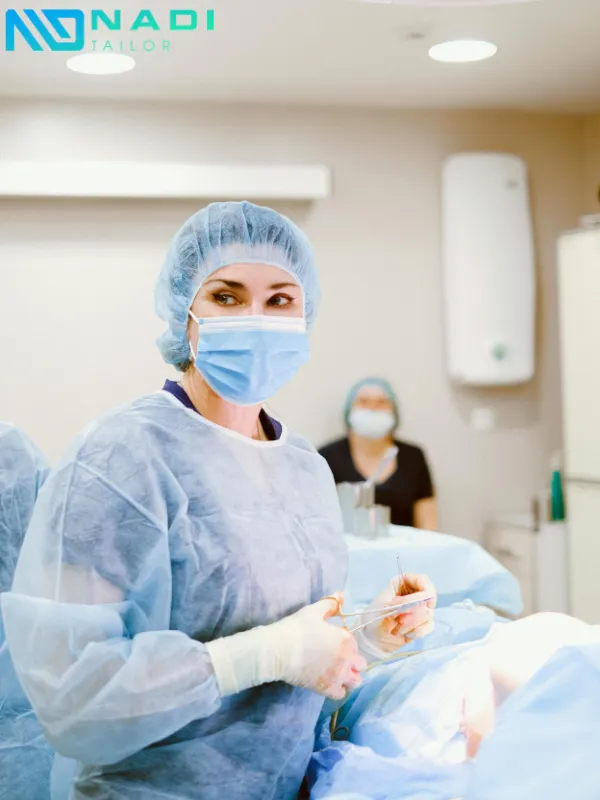 Các chất liệu áo choàng phẫu thuật cần tuân thủ nghiêm ngặt các tiêu chuẩn y tế quốc tế để đảm bảo an toàn cho người sử dụng cũng như phù hợp với quy trình kiểm soát chất lượng trong bệnh viện: