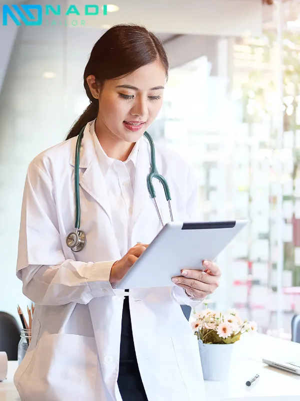 Chiếc áo blouse mang lại vẻ ngoài gọn gàng, nghiêm túc, thể hiện đúng vai trò và vị trí của người làm nghề y.