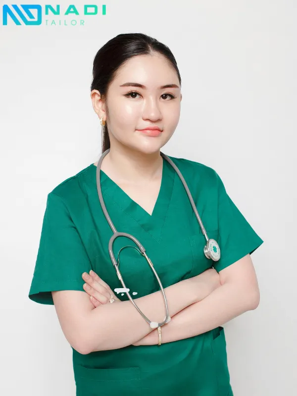 Phom suông hoặc ôm nhẹ, tạo cảm giác vừa vặn, không thùng thình, giúp người mặc trông thanh thoát và gọn gàng.