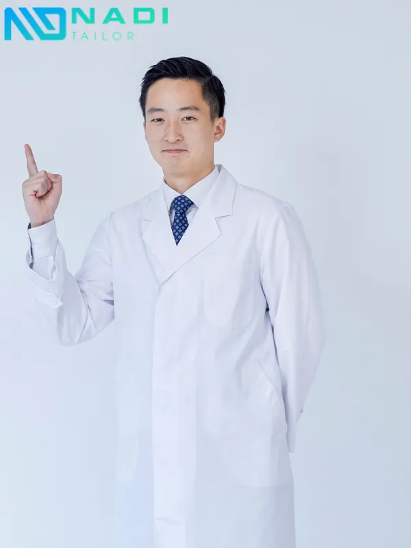 Bác sĩ, điều dưỡng, kỹ thuật viên thường mặc mẫu áo này để đảm bảo tính đồng bộ, dễ thao tác trong môi trường đòi hỏi tốc độ và sự chuẩn xác.